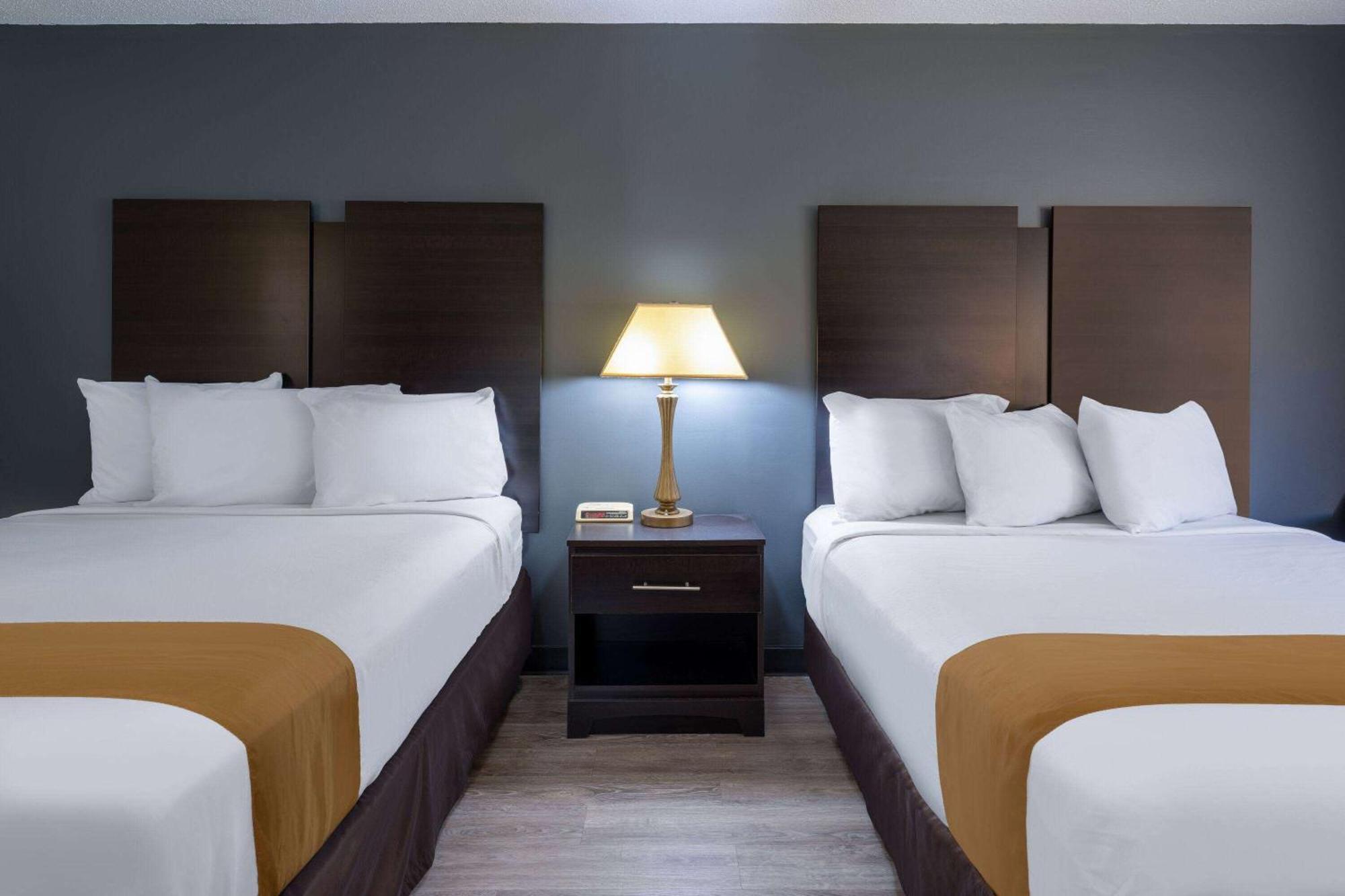 Travelodge By Wyndham Merrill Dış mekan fotoğraf