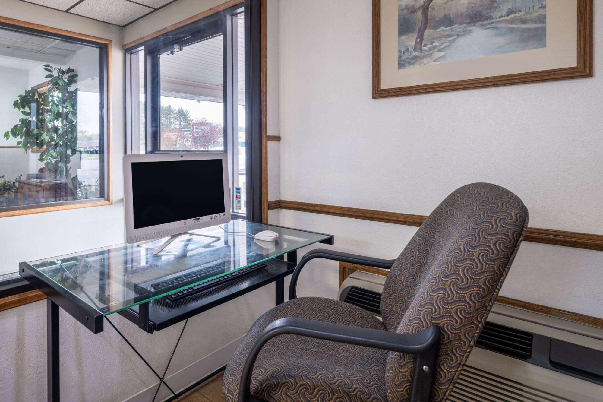 Travelodge By Wyndham Merrill Dış mekan fotoğraf