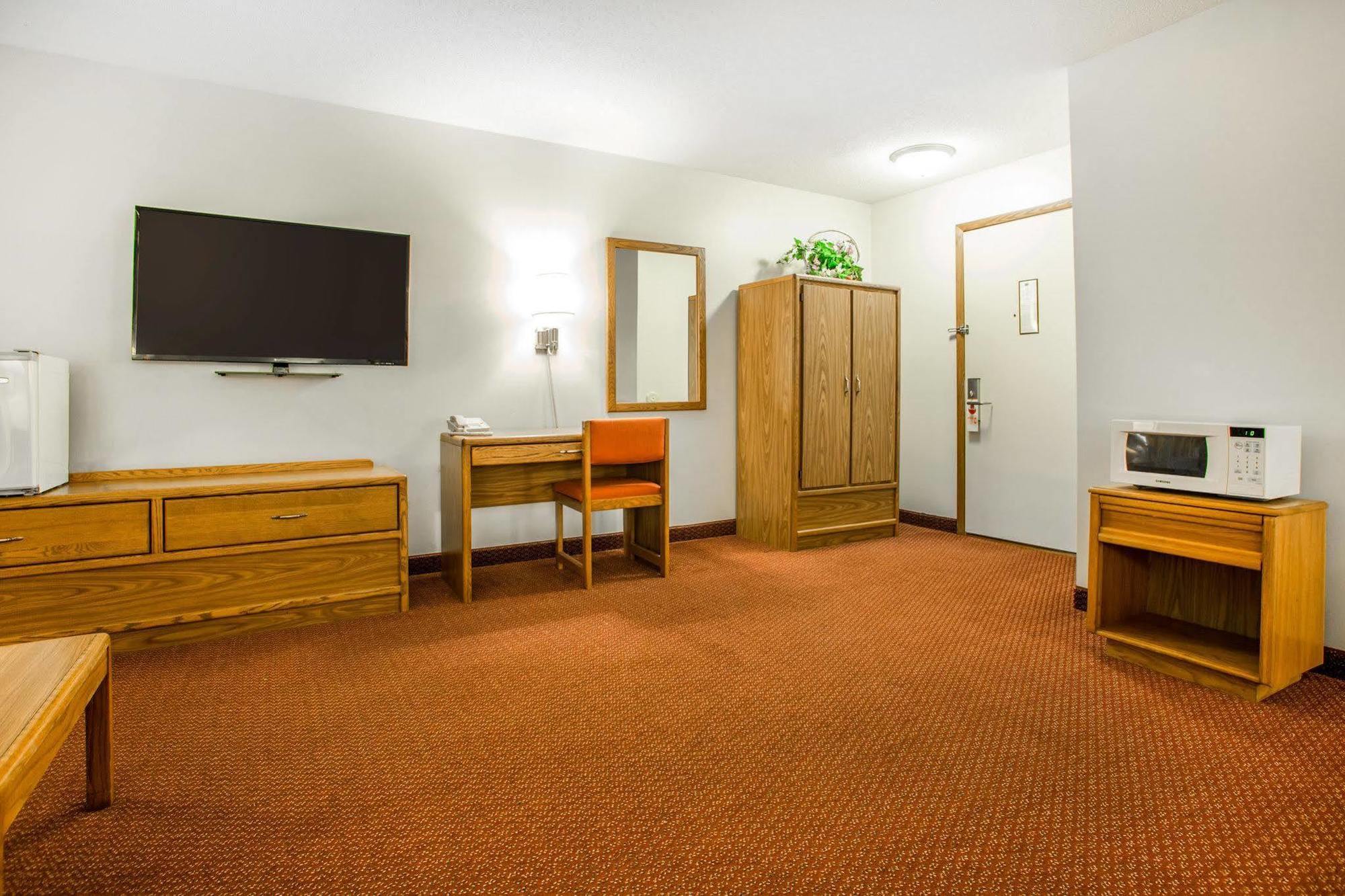 Travelodge By Wyndham Merrill Dış mekan fotoğraf