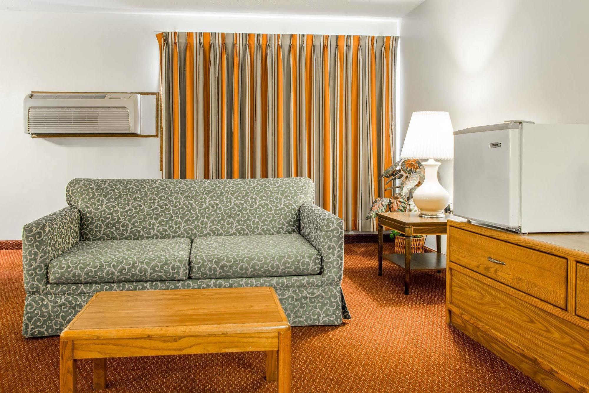 Travelodge By Wyndham Merrill Dış mekan fotoğraf