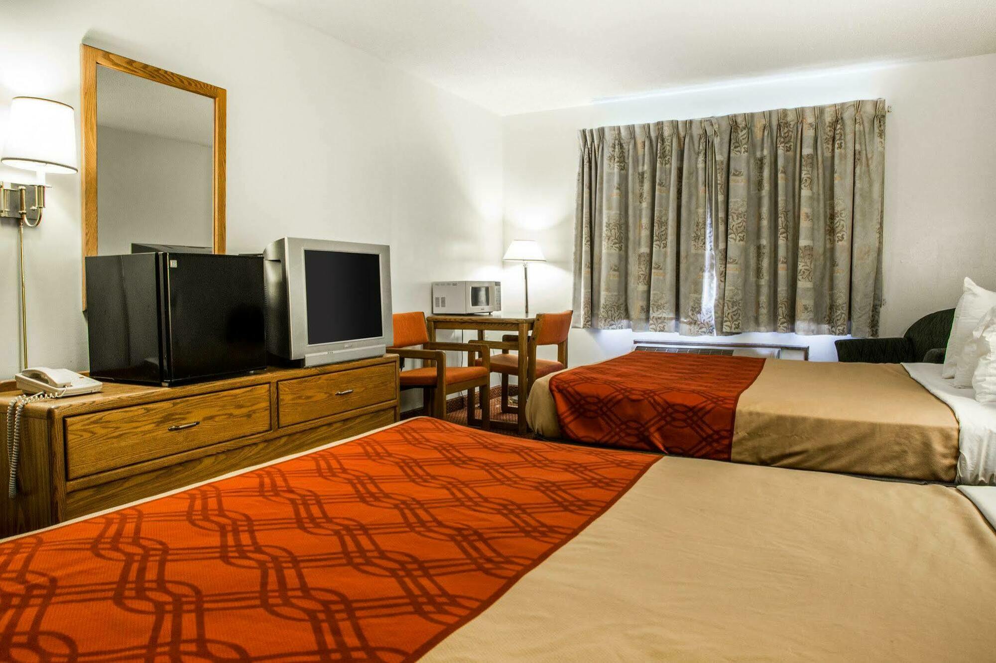 Travelodge By Wyndham Merrill Dış mekan fotoğraf